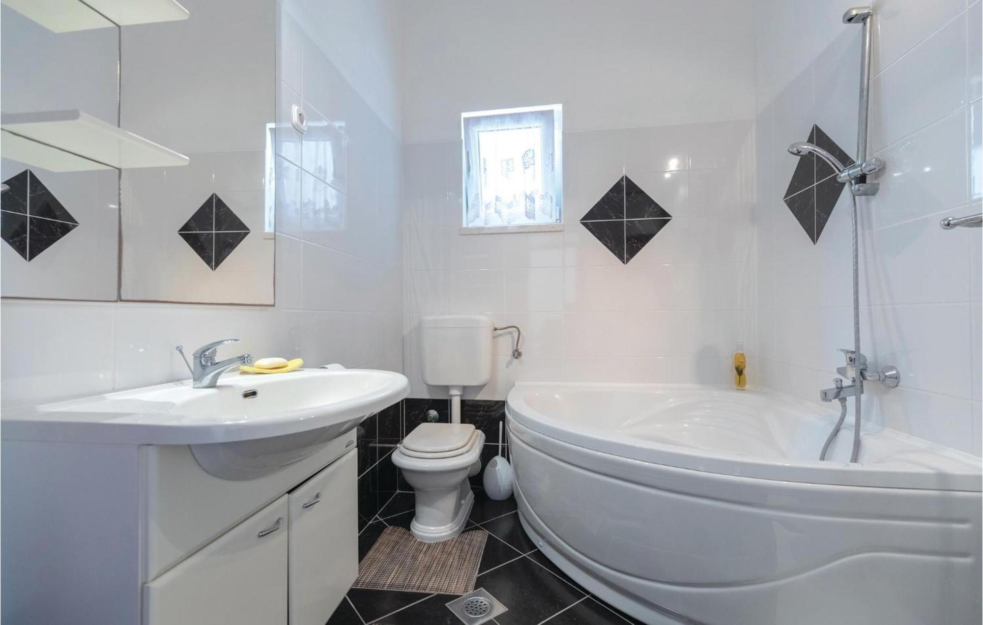 2 Bedroom Lovely Apartment In Komarna Klek Zewnętrze zdjęcie